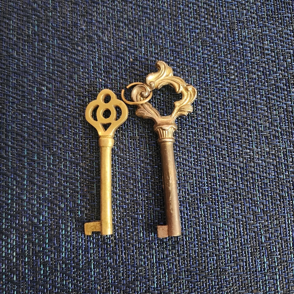 Vintage Pair Of 2 Gold Brass Ornate Skeleton Keys Art Nouveau - Picture 7 of 8